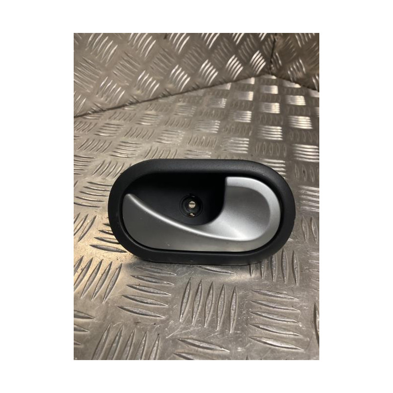 Poignee interieur avant droit RENAULT CLIO 3 PHASE 1 BREAK d’occasion