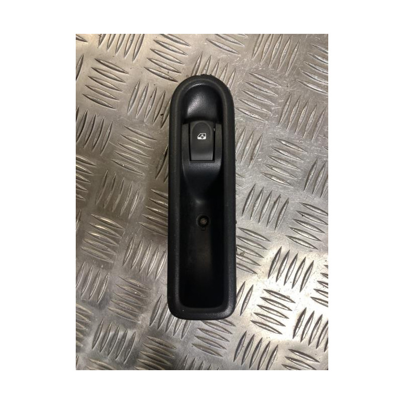 Interrupteur de leve vitre arriere gauche RENAULT CLIO 3 PHASE 1 BREAK d’occasion