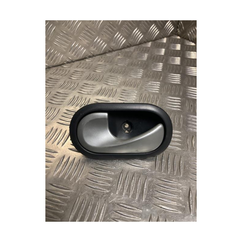Poignee interieur avant gauche RENAULT CLIO 3 PHASE 1 BREAK d’occasion