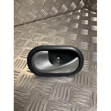 Poignee interieur avant gauche RENAULT CLIO 3 PHASE 1 BREAK d’occasion