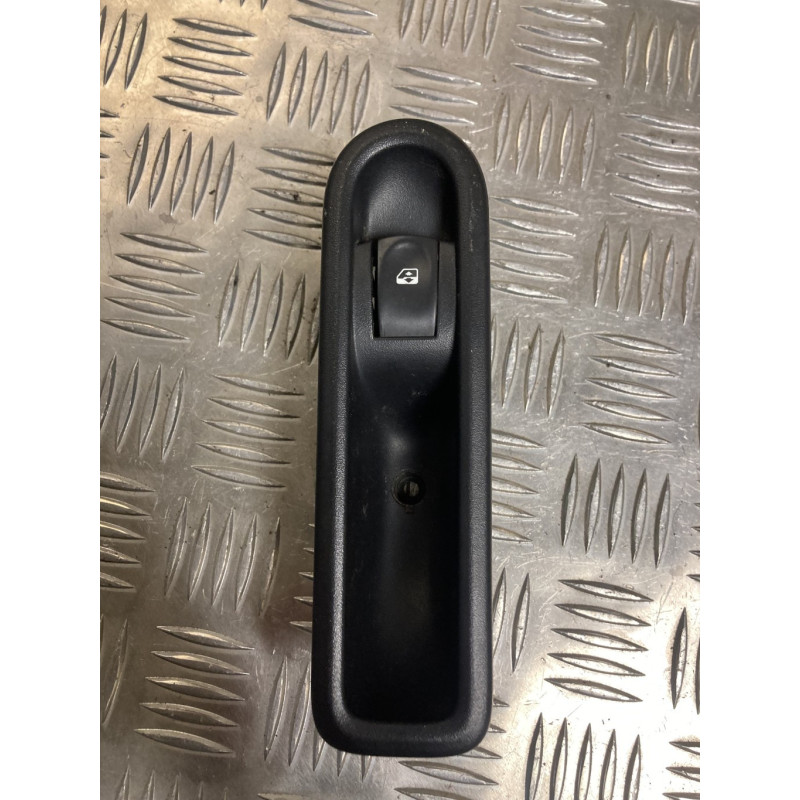 Interrupteur de leve vitre arriere droit RENAULT CLIO 3 PHASE 1 BREAK d’occasion