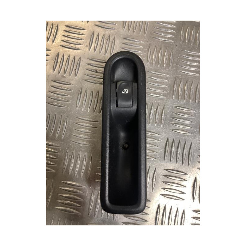 Interrupteur de leve vitre arriere droit RENAULT CLIO 3 PHASE 1 BREAK d’occasion