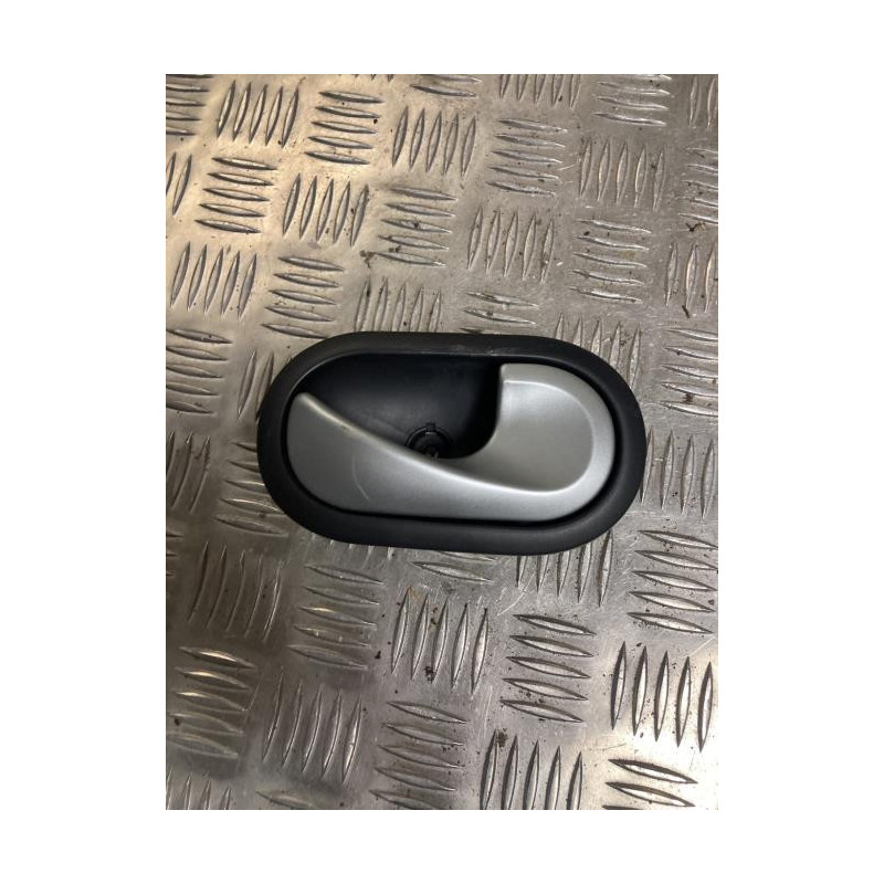 Poignee interieur arriere droit RENAULT CLIO 3 PHASE 1 BREAK d’occasion