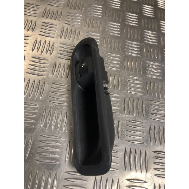Interrupteur de leve vitre avant droit RENAULT TWINGO 2 PHASE 1 d’occasion