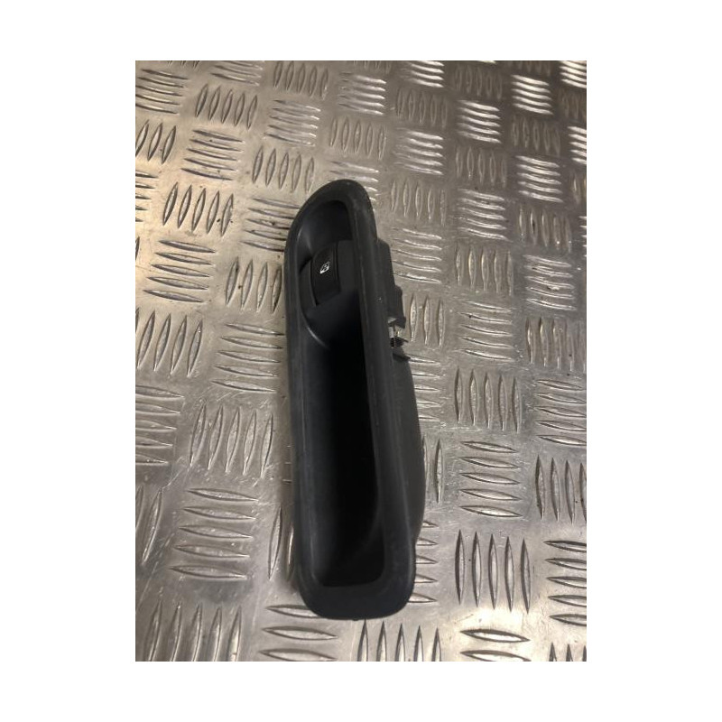 Interrupteur de leve vitre avant droit RENAULT TWINGO 2 PHASE 1 d’occasion