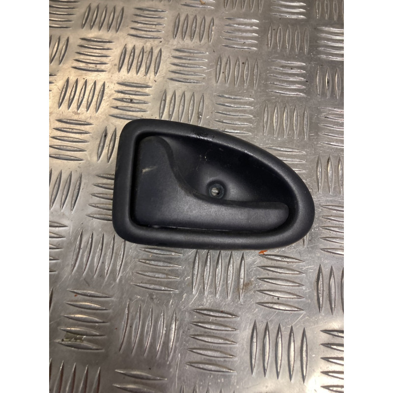 Poignee interieur avant gauche RENAULT CLIO 2 PHASE 1 d’occasion