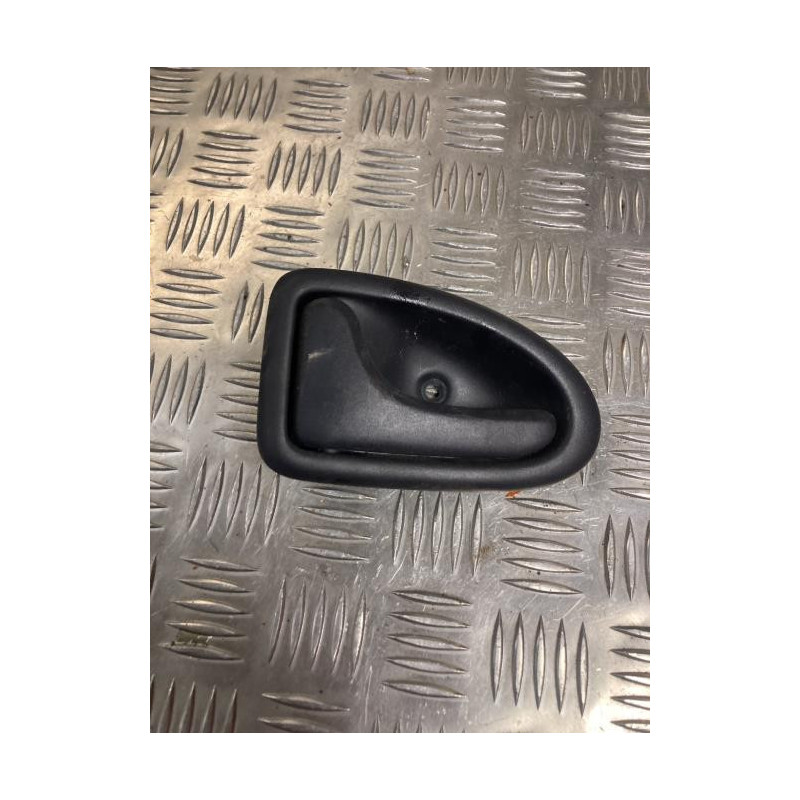 Poignee interieur avant gauche RENAULT CLIO 2 PHASE 1 d’occasion