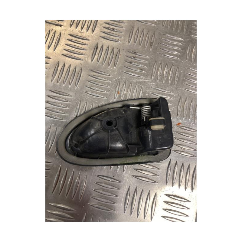 Poignee interieur avant gauche RENAULT CLIO 2 PHASE 1 d’occasion