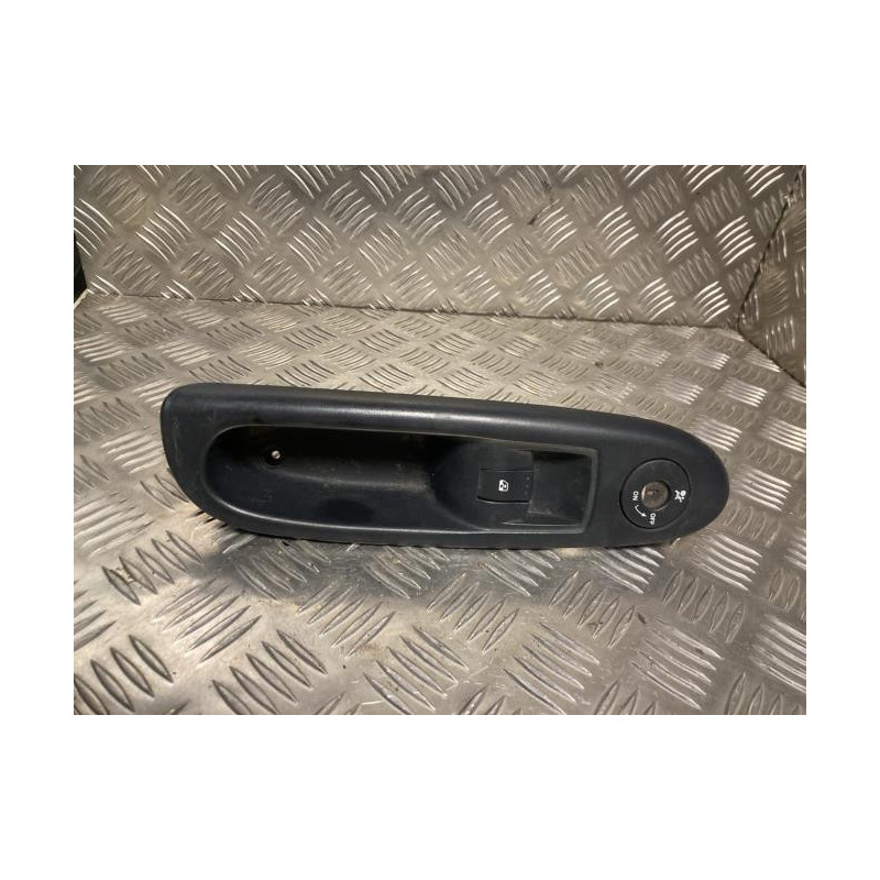 Interrupteur de leve vitre avant droit RENAULT CLIO 2 PHASE 1 d’occasion