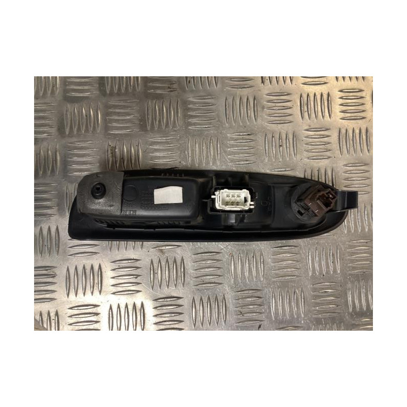 Interrupteur de leve vitre avant droit RENAULT CLIO 2 PHASE 1 d’occasion