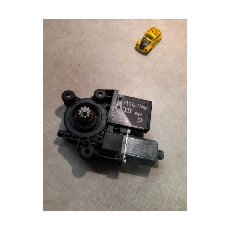 Moteur essuie glace avant droit RENAULT MEGANE 3 PHASE 1 d’occasion