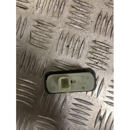 Bouton de coffre RENAULT CLIO 3 PHASE 1 d’occasion