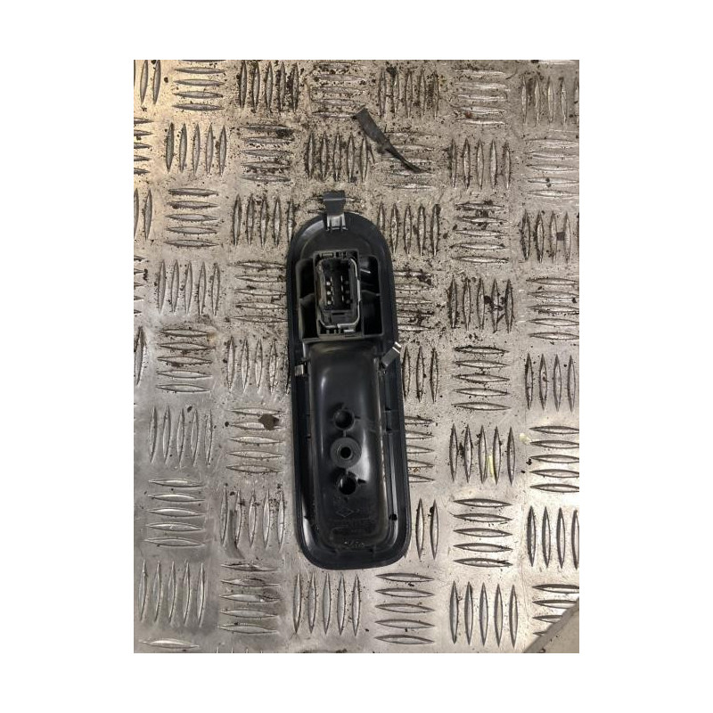 Interrupteur de leve vitre avant droit RENAULT CLIO 3 PHASE 2 BREAK d’occasion