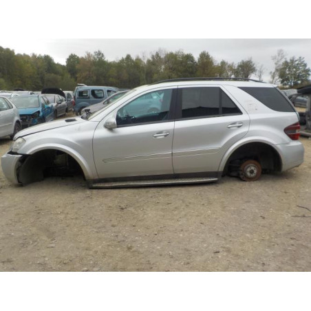 Pare boue avant gauche MERCEDES CLASSE M 164 PHASE 1 d’occasion