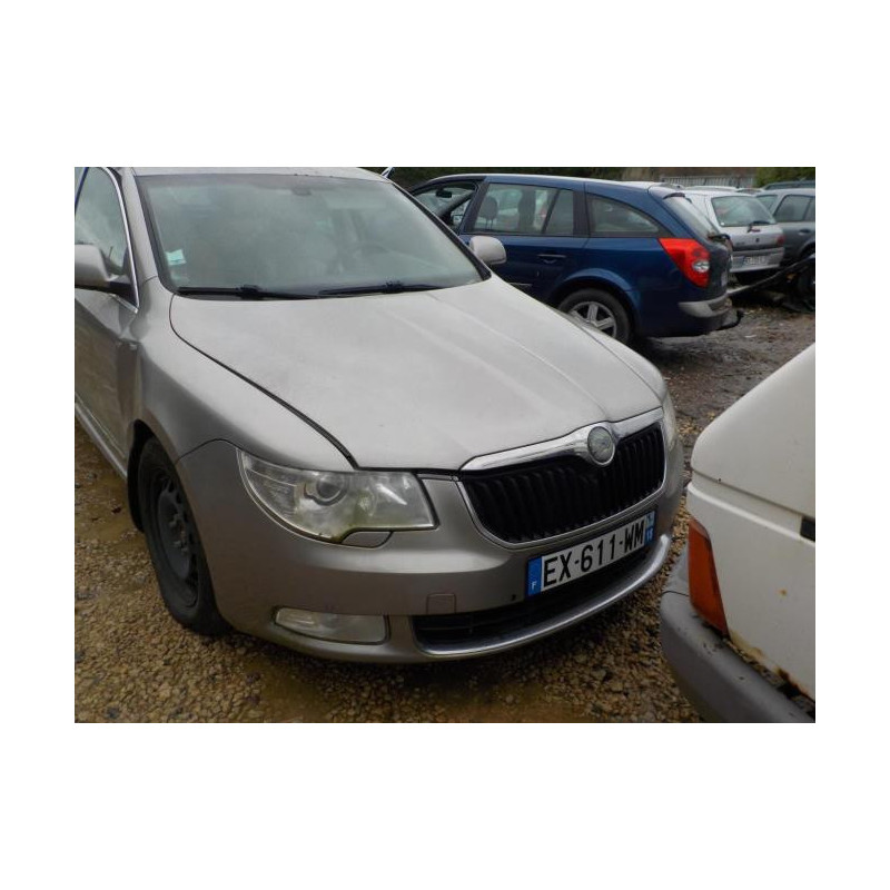 Pare boue avant droit SKODA SUPERB 2 PHASE 1 d’occasion