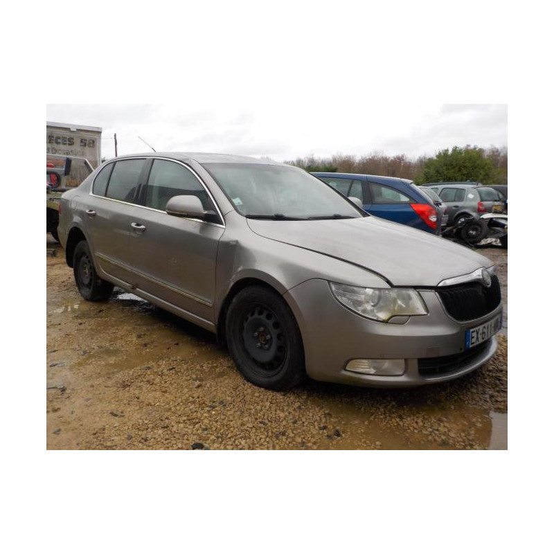 Pare boue avant droit SKODA SUPERB 2 PHASE 1 d’occasion