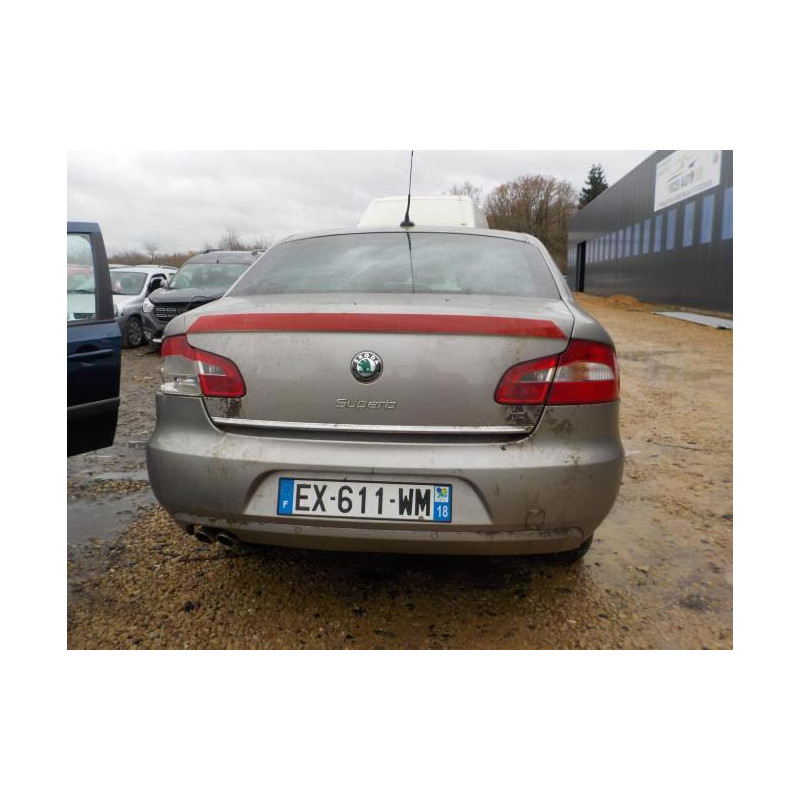 Pare boue avant droit SKODA SUPERB 2 PHASE 1 d’occasion