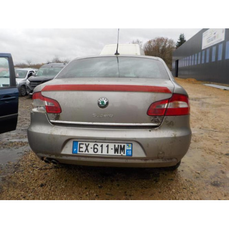 Pare boue avant droit SKODA SUPERB 2 PHASE 1 d’occasion
