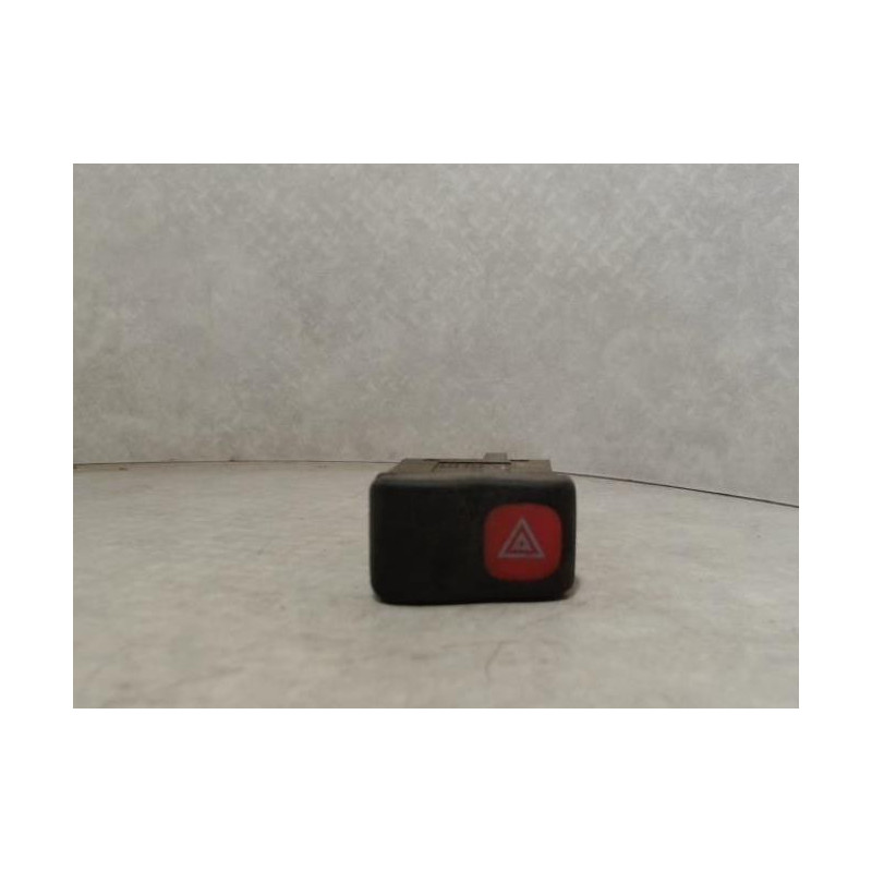 Bouton de warning VOLKSWAGEN POLO 3 PHASE 1 d’occasion